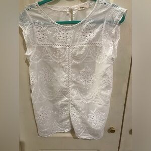 Beautiful white eyelet top. Cap sleeves keyhole back